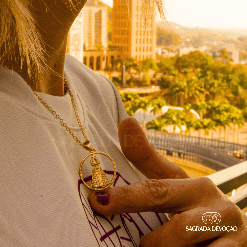 [COMPRE 1 LEVE 2] Colar Aura Nossa Senhora Aparecida Dupla Face | Zircônia Premium Ouro 14K